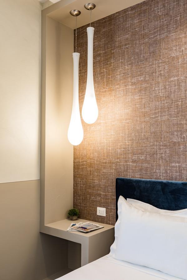 A World Aparts - Barberini Boutique Rom