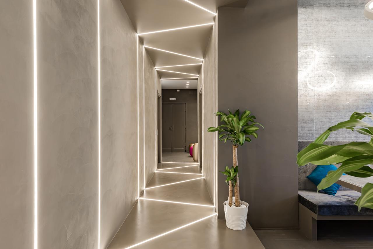 A World Aparts - Barberini Boutique Rom